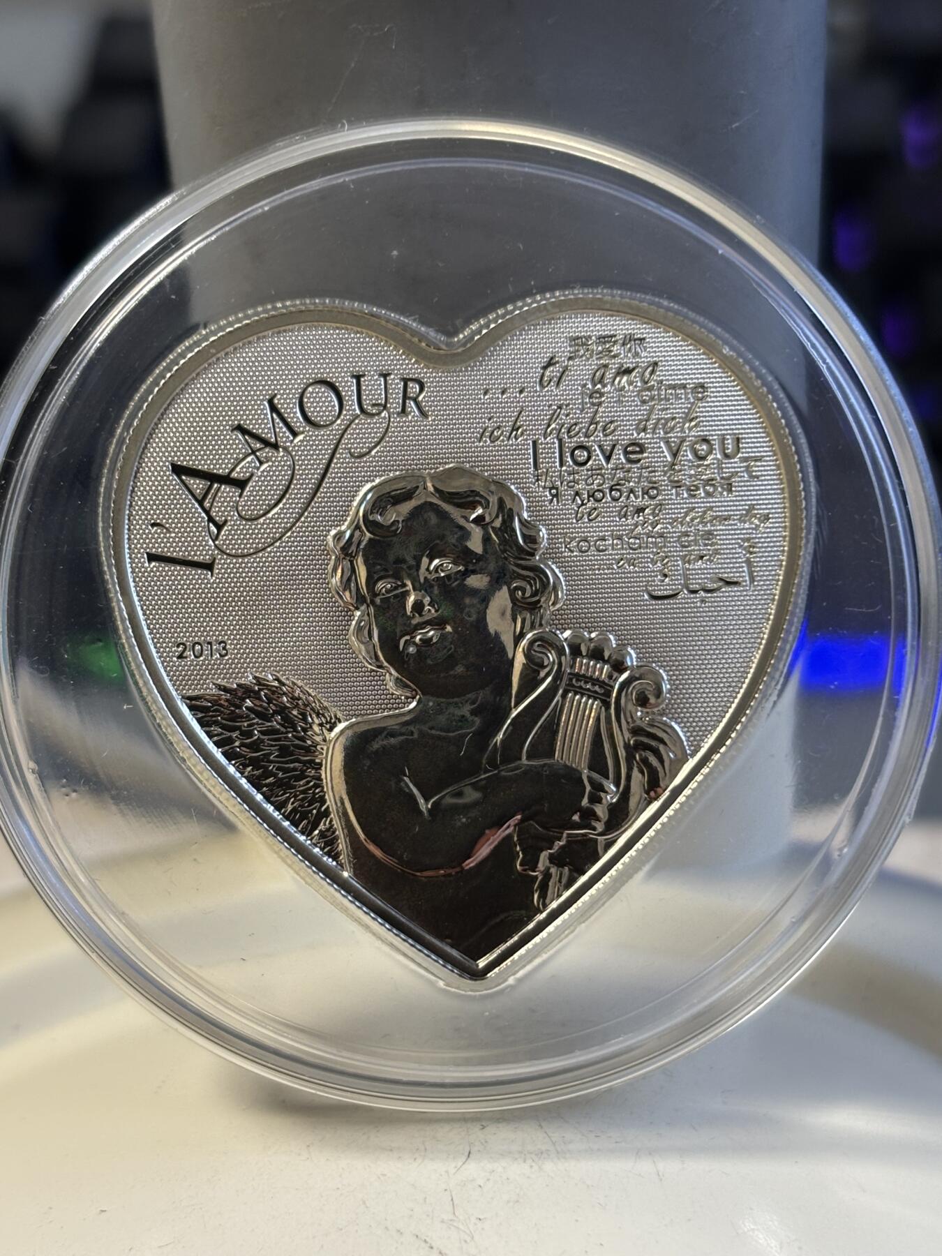 第196期拍卖 喀麦隆2013年天使之爱高浮雕全息幻彩心形纪念银币带证书，925银，发行2500枚