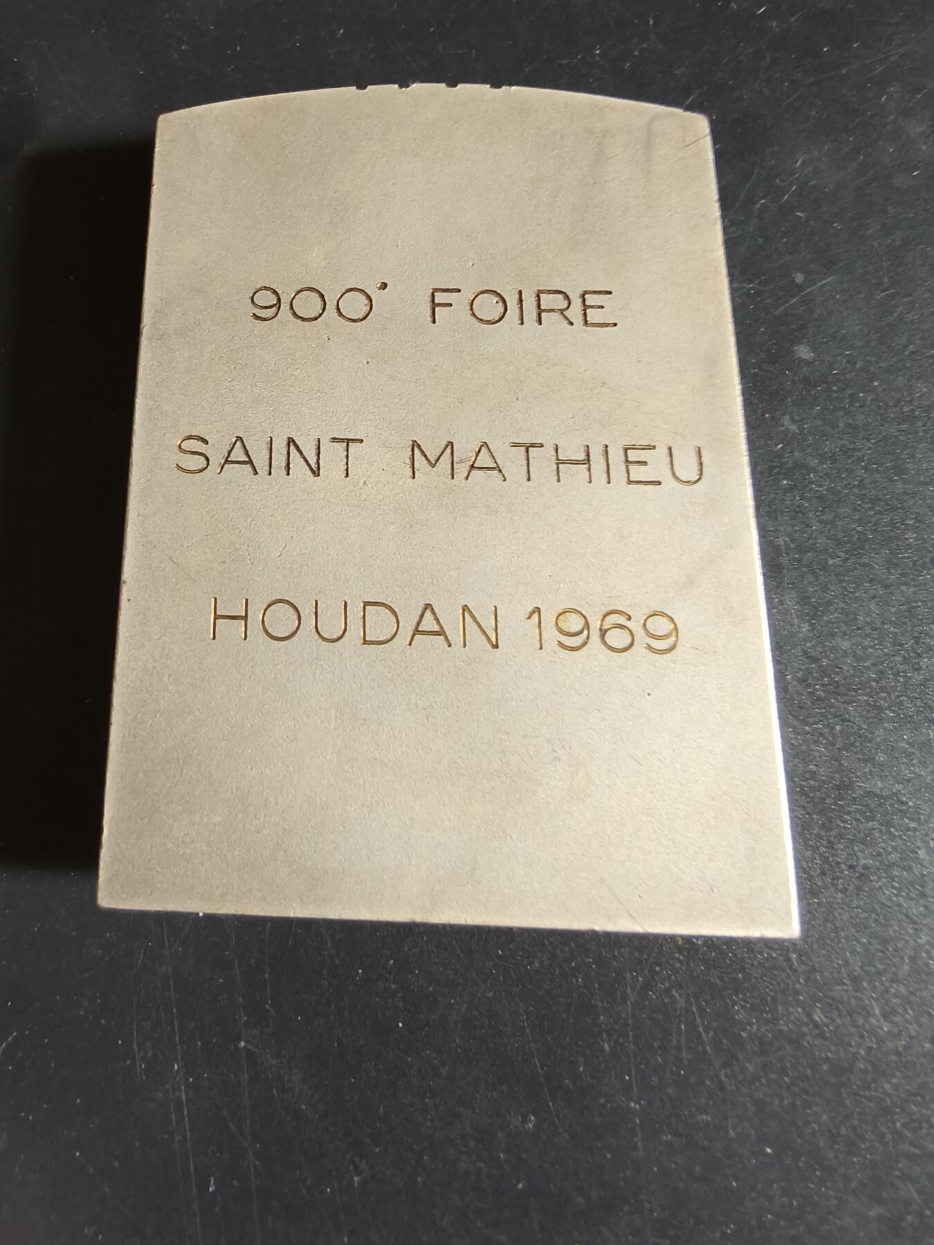 老王徽章第191期 法国1969年乌当世圣马蒂厄集市900周年方形镀银大铜章     原盒     正面为胜利女神形象    乌当市是法国中世纪重要的商贸城镇，圣马蒂厄集市最初是农业、牲畜交易集市，如今已发展为融合民俗、娱乐、商业的综合性节庆       尺寸80×60mm      重量266.6g
