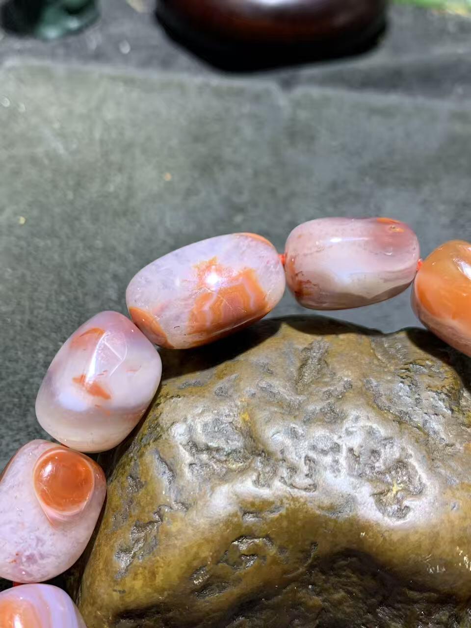 川料冰飘南红玛瑙原皮随形手串一条，