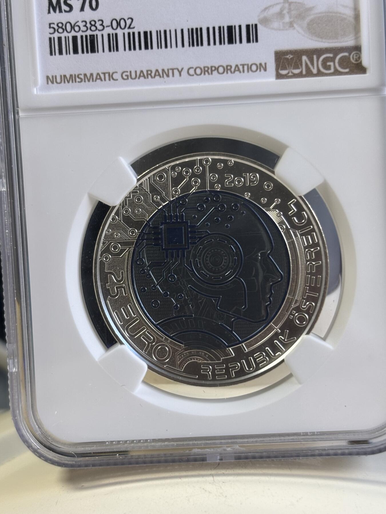 第197期拍卖 获奖奥地利2019人工智能银铌双金属币NGC-MS70无盒证书，金属:900银/998铌，重量:9/6.5克，发行：65000枚，获2021年度克劳斯最佳双金属币大奖