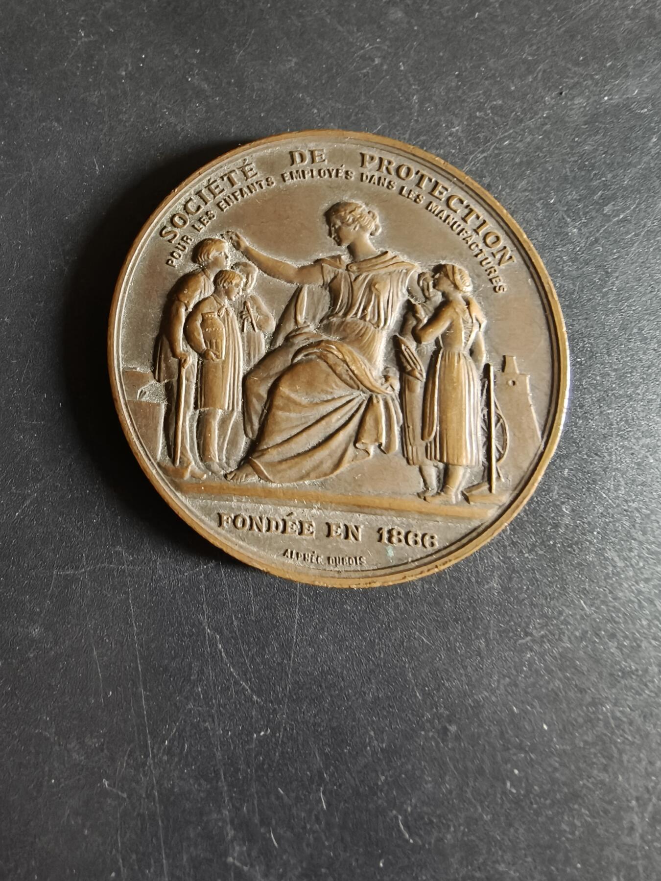 老王徽章第191期 法国1905年工厂童工保护协会大铜章     大师阿尔菲·杜布瓦作品     直径46mm    重量47.2g