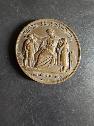 老王徽章第191期 - 法国1905年工厂童工保护协会大铜章     大师阿尔菲·杜布瓦作品     直径46mm    重量47.2g