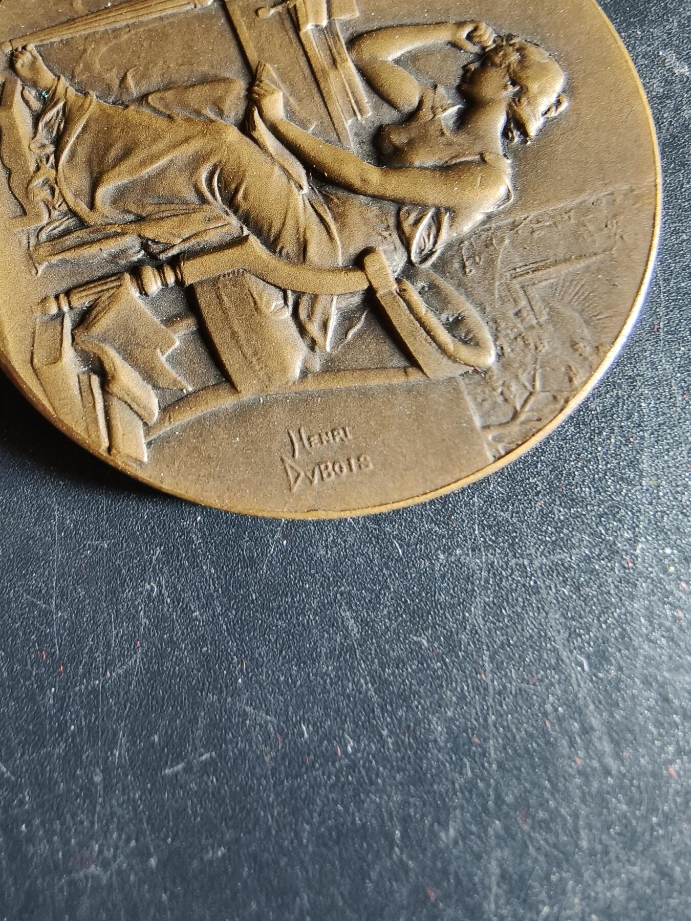 老王徽章第191期 法国里尔市顶级私立学校圣女贞德课程大铜章     原盒      正面为沉思女性形象      该校课程以民族英雄圣女贞德命名      直径43mm     重量37.2g      大师亨利·杜布瓦作品