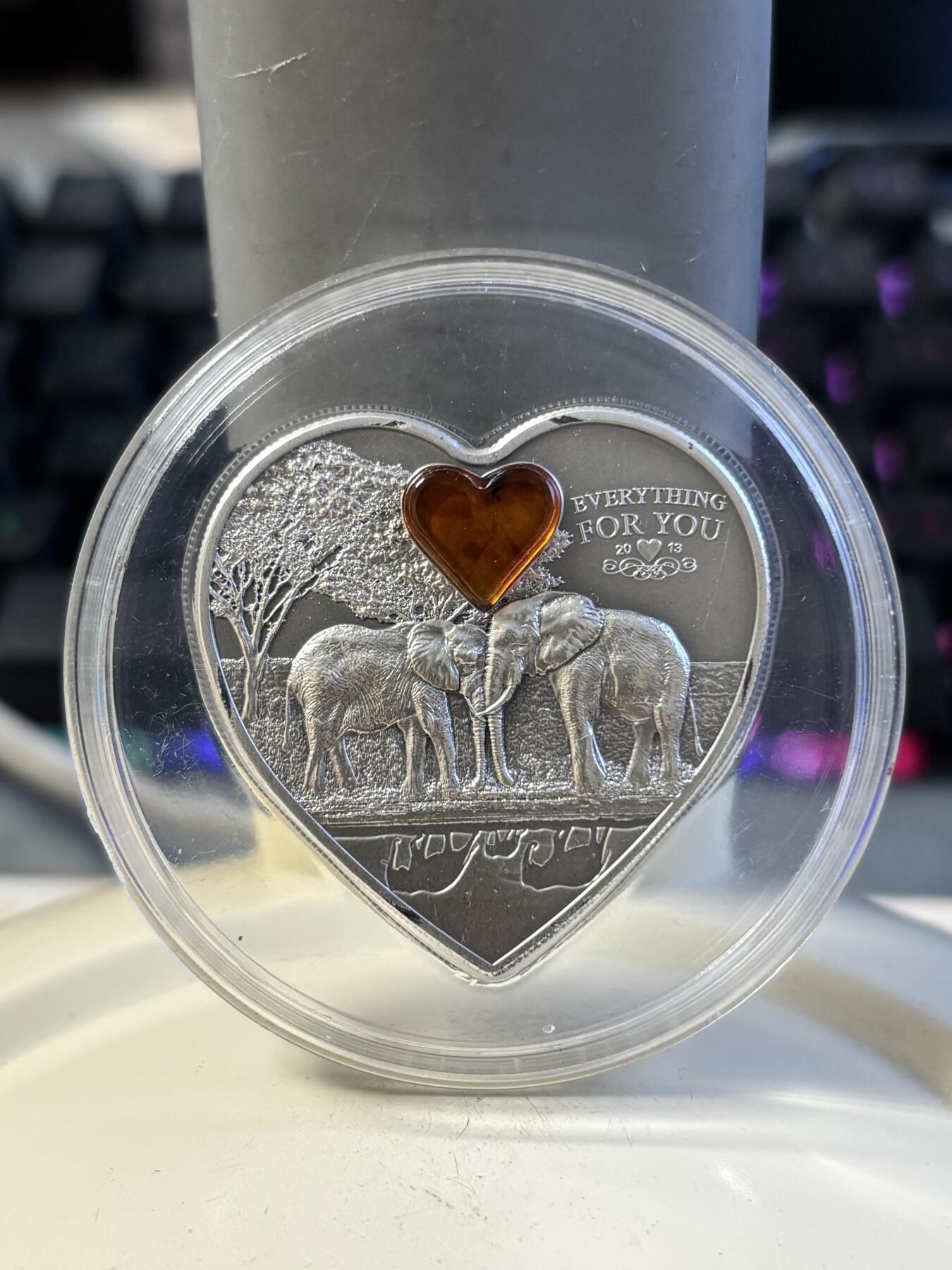第196期拍卖 帕劳2013年爱你一生一切为你心形镶嵌琥珀仿古银币，999银，发行5000枚