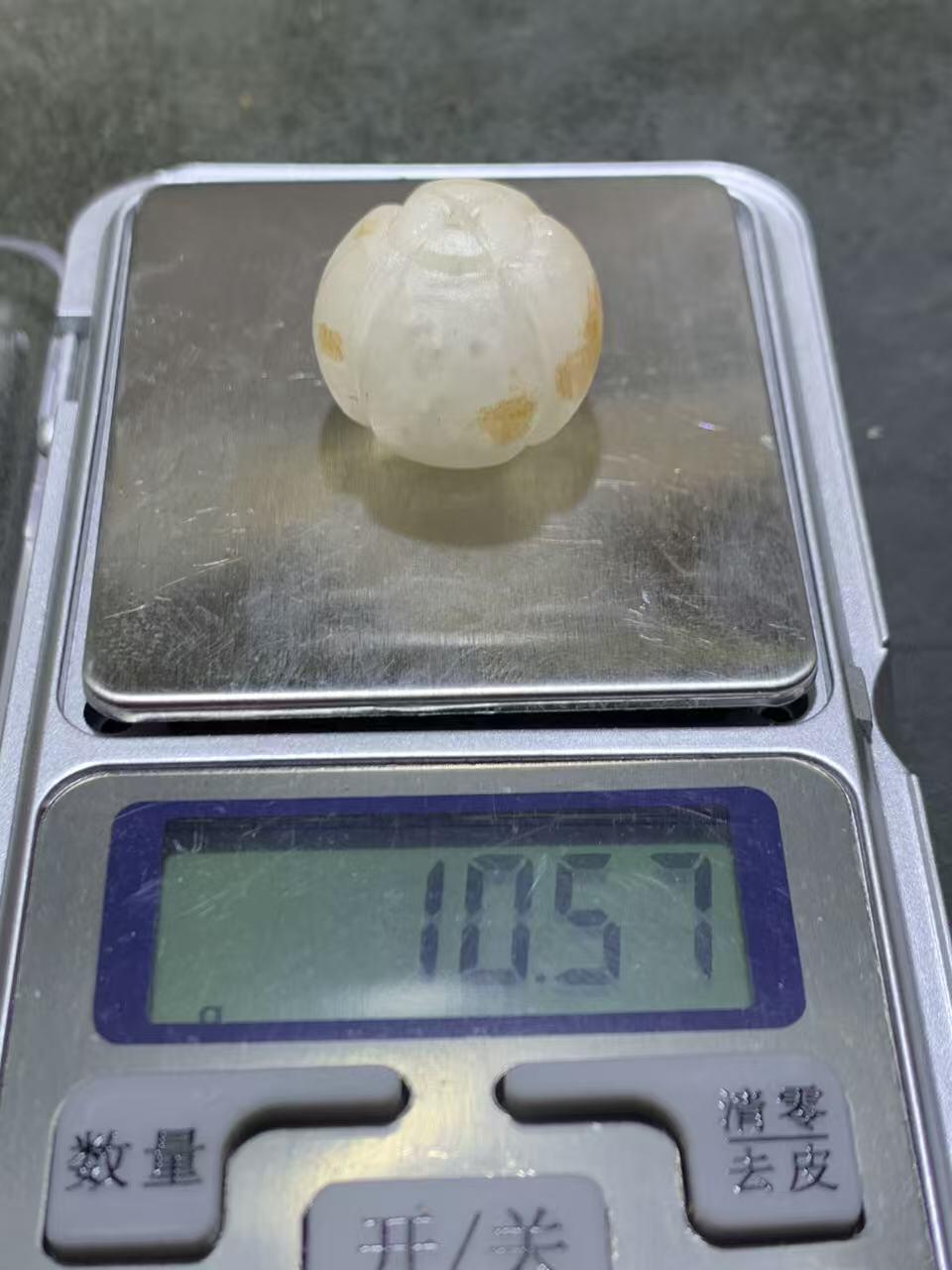 精美亚光冰飘战国红玛瑙手工雕刻四棱南瓜灯笼珠一颗！