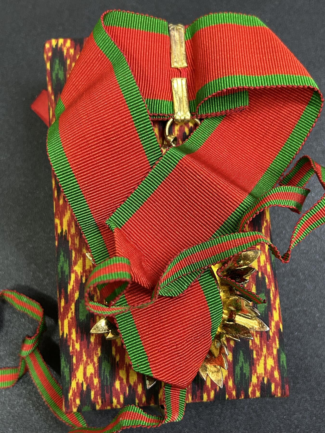 西秦中古拍卖第八十三期  柬埔寨王国指挥官级皇家勋章 三级皇家勋章 带原盒 现行版本，有一点浮锈