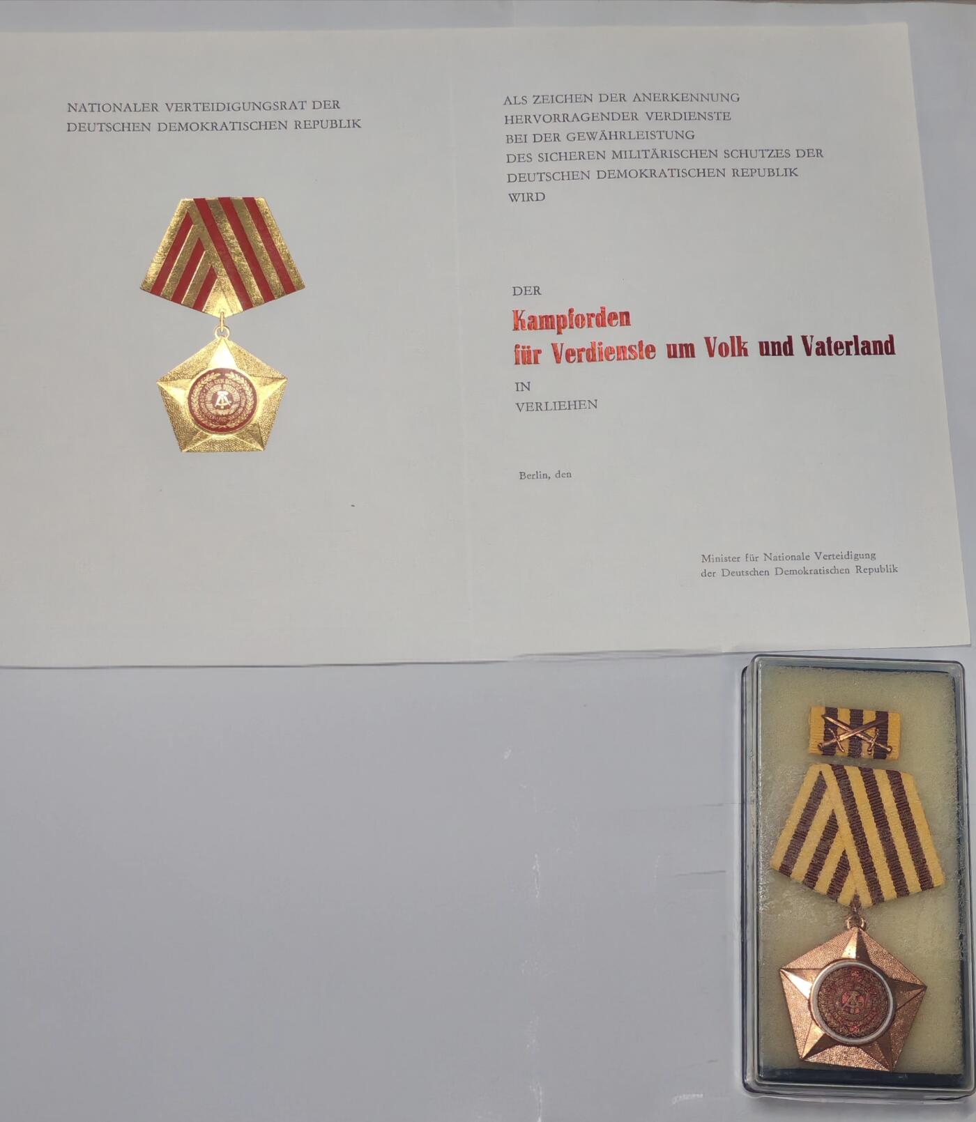 韵星假日军品类拍卖第51期  -- Rimey Holidays Militaria Auction 51 民主德国为人民和祖国服务勋章带证带原盒略 证书少见 完整一套 高级勋章