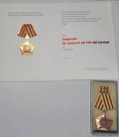 韵星假日军品类拍卖第51期  -- Rimey Holidays Militaria Auction 51 - 民主德国为人民和祖国服务勋章带证带原盒略 证书少见 完整一套 高级勋章