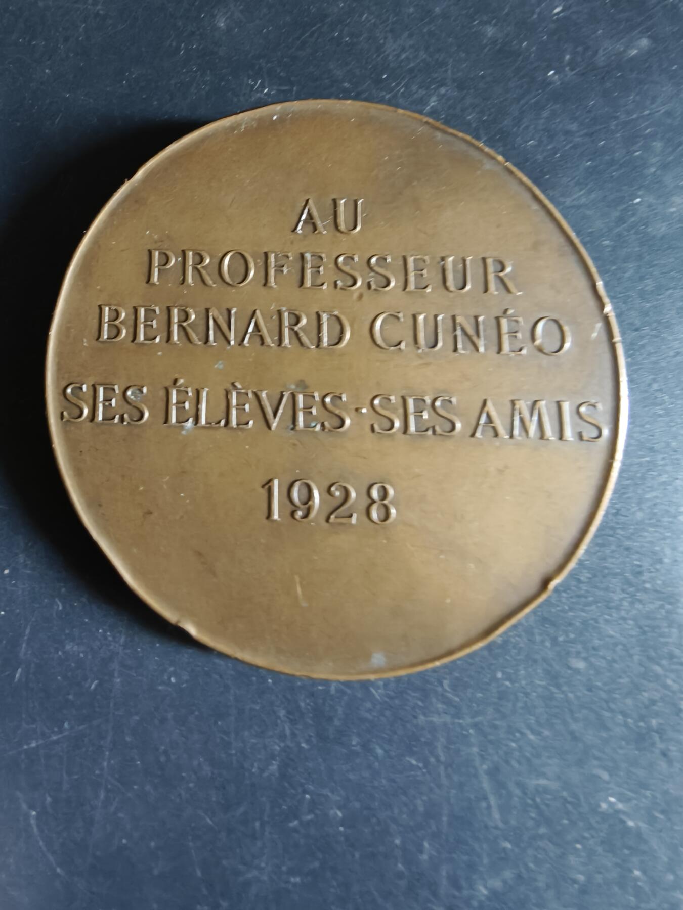 老王徽章第191期 法国著名医学教授奥古斯特·马亚尔大铜章     高浮雕     直径68mm    重量140g