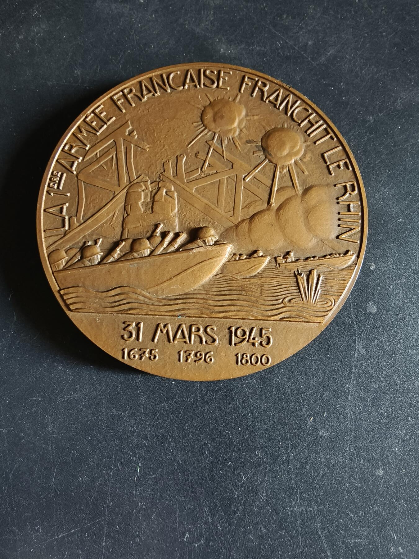 老王徽章第191期 法国二战第一集团军强渡莱茵河大铜章     正面为法国参谋长塔西尼将军     大师皮埃尔·图林作品       直径68mm     重量168.9g 