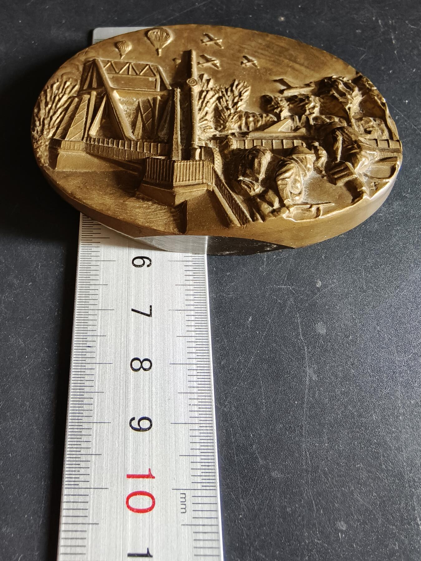 老王徽章第191期 法国诺曼底登陆纪念委员会异形大铜章     高浮雕     正面描绘了英国王牌第6空降师夺取飞马桥，阻止德军装甲部队向滩头阵地增援的场景          尺寸80×58mm      重量322.3g  