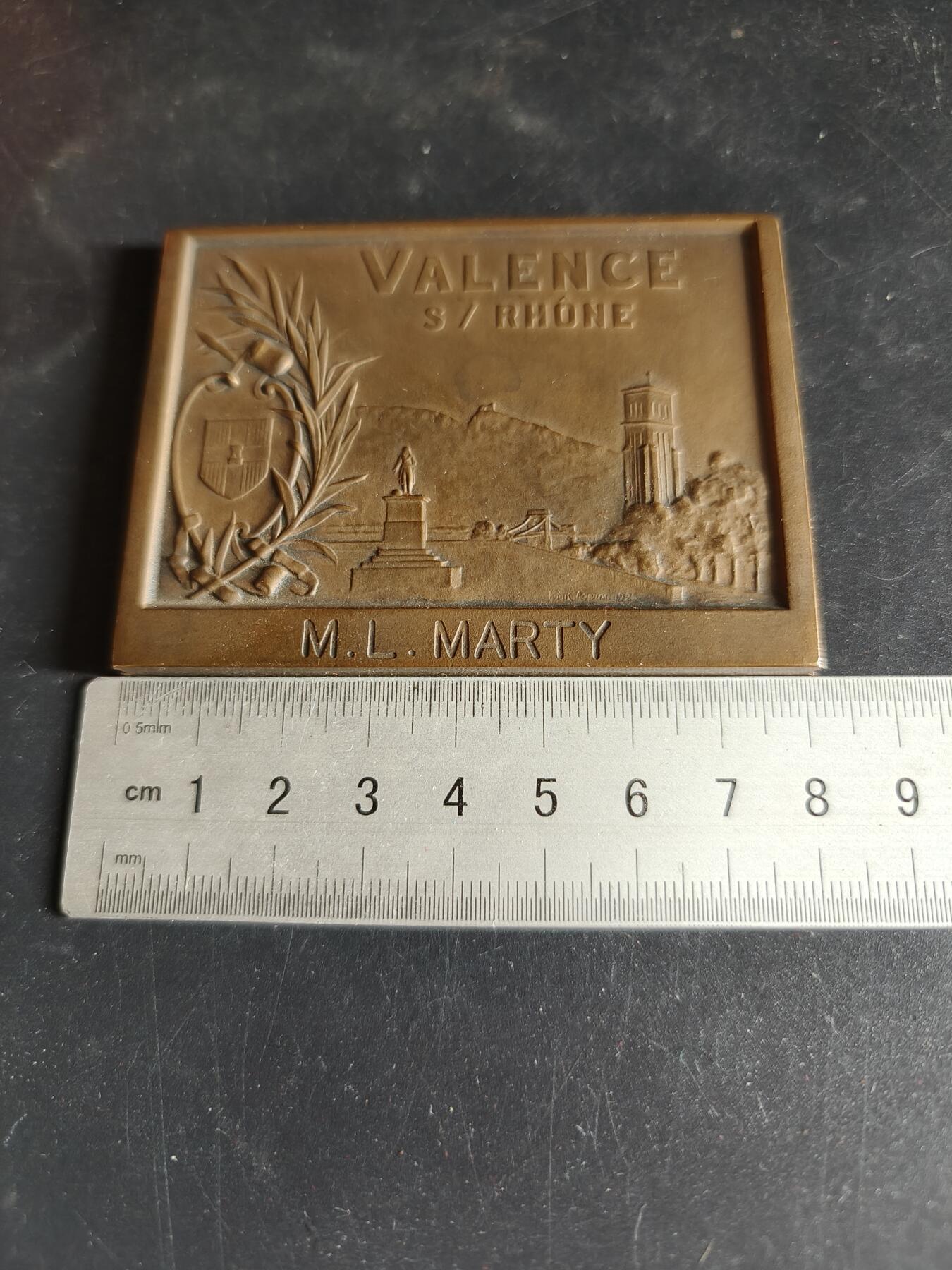 老王徽章第191期 1976年法国瓦朗斯大陆保险互助公司150周年方形大铜章        原盒         路易·奥坦作品      尺寸80×60mm     重量193.2g 