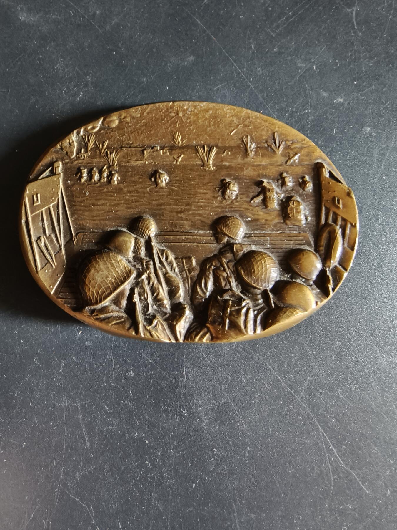老王徽章第191期 法国诺曼底登陆纪念委员会异形大铜章     青铜材质    复刻了奥马哈海滩登陆场景     高浮雕      尺寸80×58mm     重量293.5g