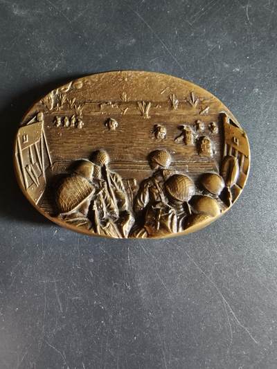 老王徽章第191期 - 法国诺曼底登陆纪念委员会异形大铜章     青铜材质    复刻了奥马哈海滩登陆场景     高浮雕      尺寸80×58mm     重量293.5g