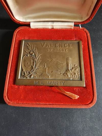 老王徽章第191期 - 1976年法国瓦朗斯大陆保险互助公司150周年方形大铜章        原盒         路易·奥坦作品      尺寸80×60mm     重量193.2g 