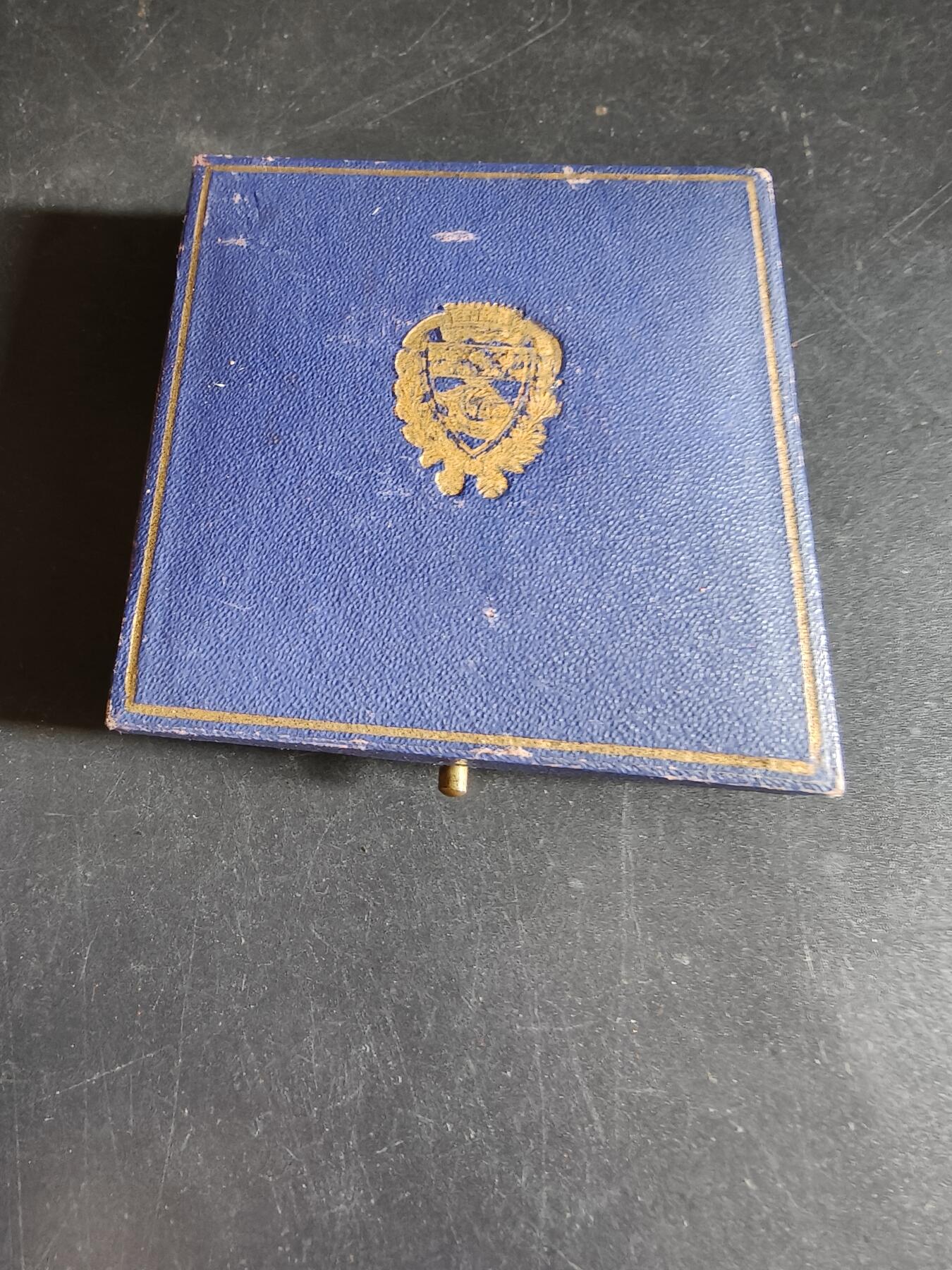 老王徽章第191期 法国驻巴黎巴西侨民直径阿尔贝托·桑托斯-杜蒙大铜章     原盒      新艺术风格航空女神形象    阿尔贝托·桑托斯·杜蒙为巴西传奇航空先驱、人类航空史的奠基人之一，被巴西尊为“航空之父”，发明了飞艇并成功于1906年驾驶6号飞艇完成环绕埃菲尔铁塔飞行一圈并返航         大师皮列作品       直径50mm    重量56g 