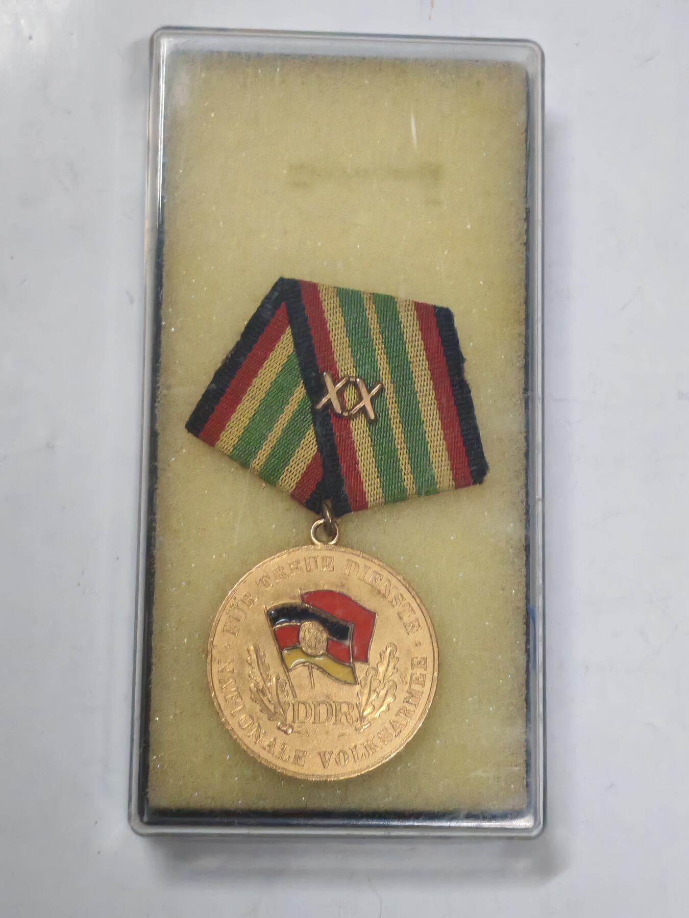 韵星假日军品类拍卖第51期  -- Rimey Holidays Militaria Auction 51 民主德国特级人民军忠诚服务奖章带盒 高级奖章 少见 好品