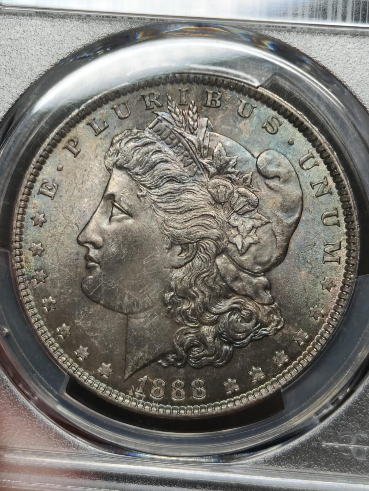 PCGS评级五彩1888年美国摩根银元银币 老五彩发财年 一面是紫色和深绿色包浆，另一面车轮暴光完美品