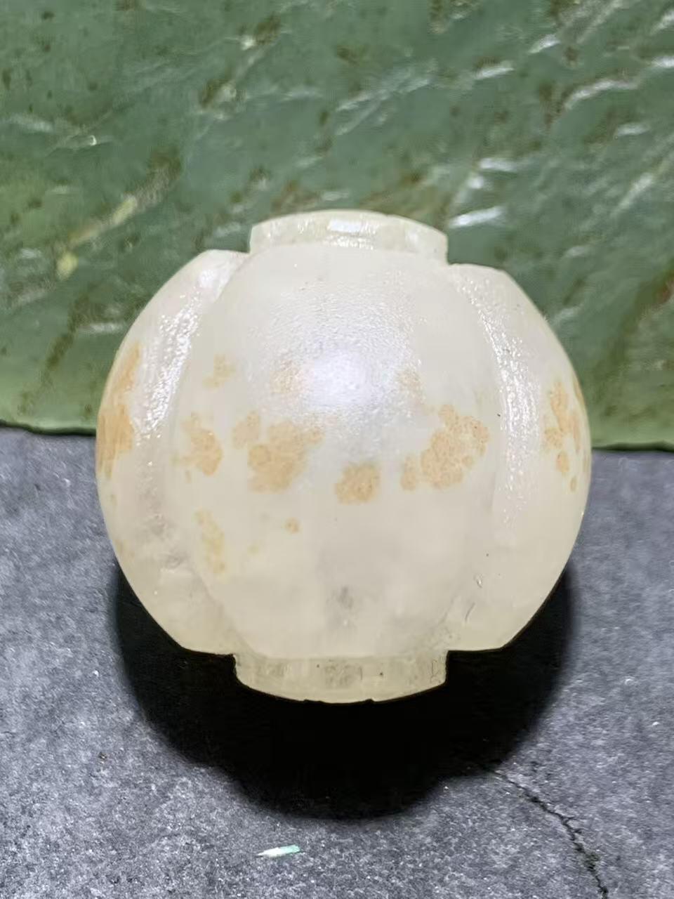 精美亚光冰飘战国红玛瑙手工雕刻四棱南瓜灯笼珠一颗！