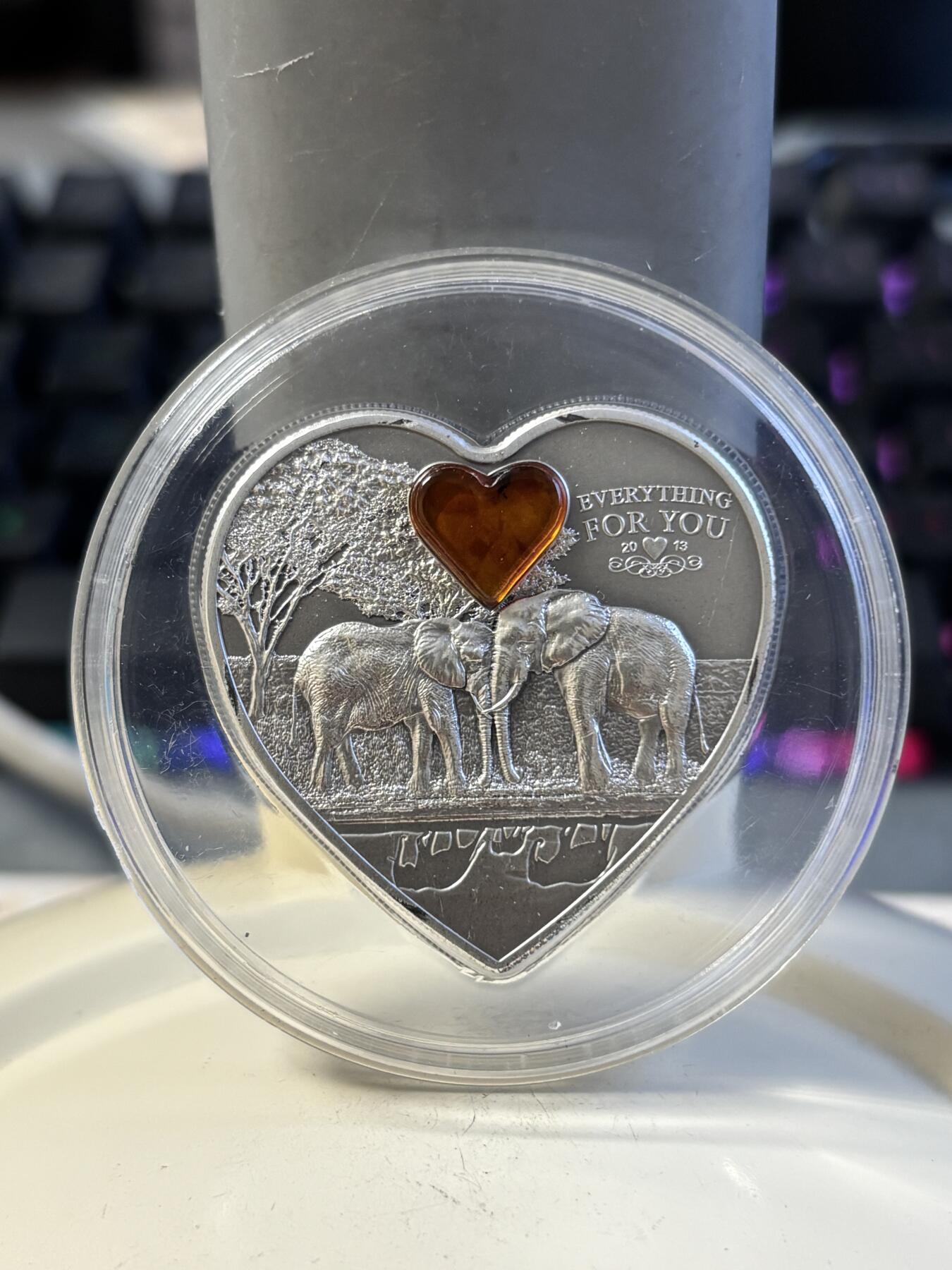 第196期拍卖 帕劳2013年爱你一生一切为你心形镶嵌琥珀仿古银币，999银，发行5000枚