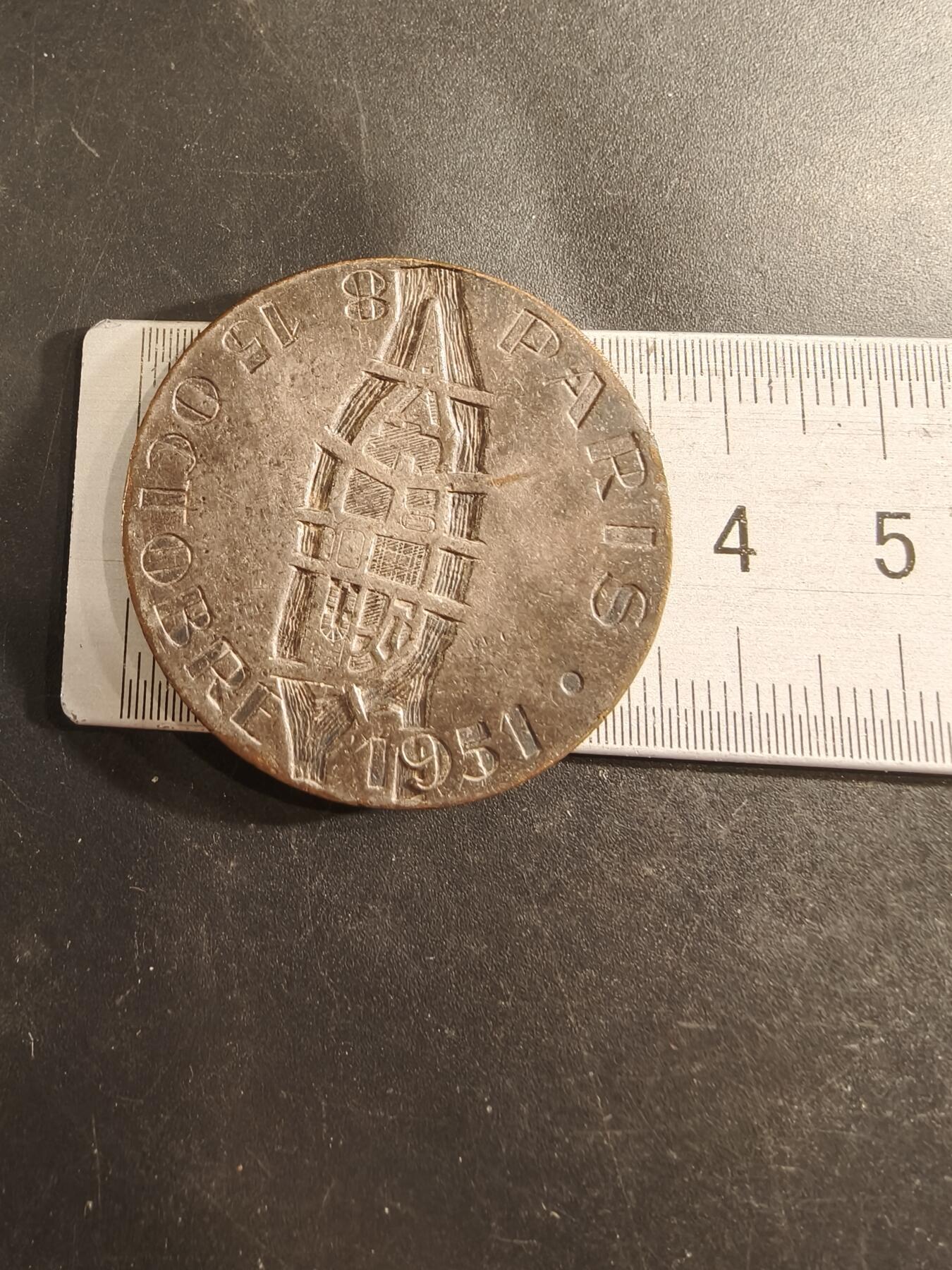 老王徽章第191期 1951年法国第12届口腔医学大会镀银大铜章       直径36mm     重量20g