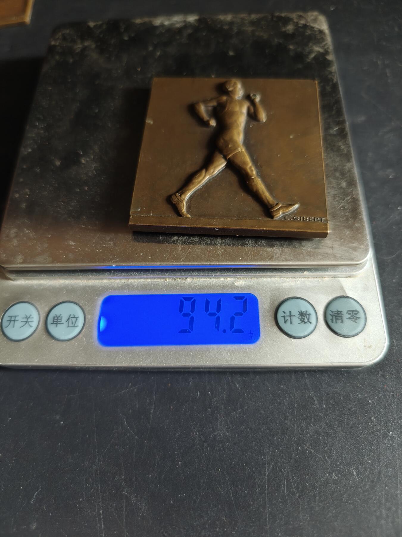 老王徽章第191期 法国田径运动方形大铜章     尺寸52×52mm     重量94.2g