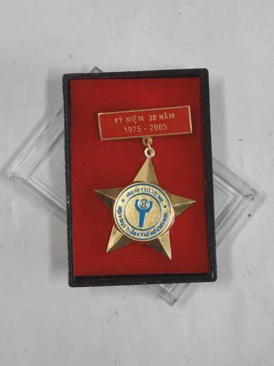 韵星假日军品类拍卖第51期  -- Rimey Holidays Militaria Auction 51 - 越南社会主义共和国战胜帝国主义30年奖章带原盒一套