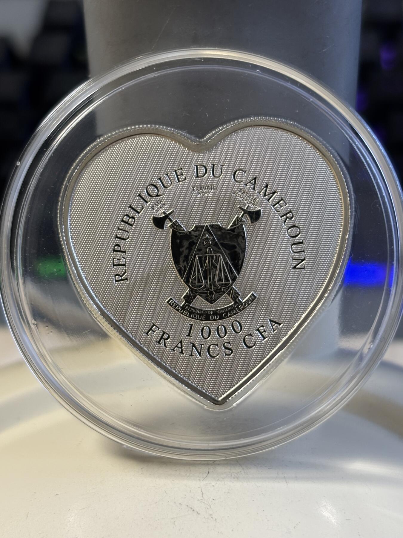 第196期拍卖 喀麦隆2013年天使之爱高浮雕全息幻彩心形纪念银币带证书，925银，发行2500枚