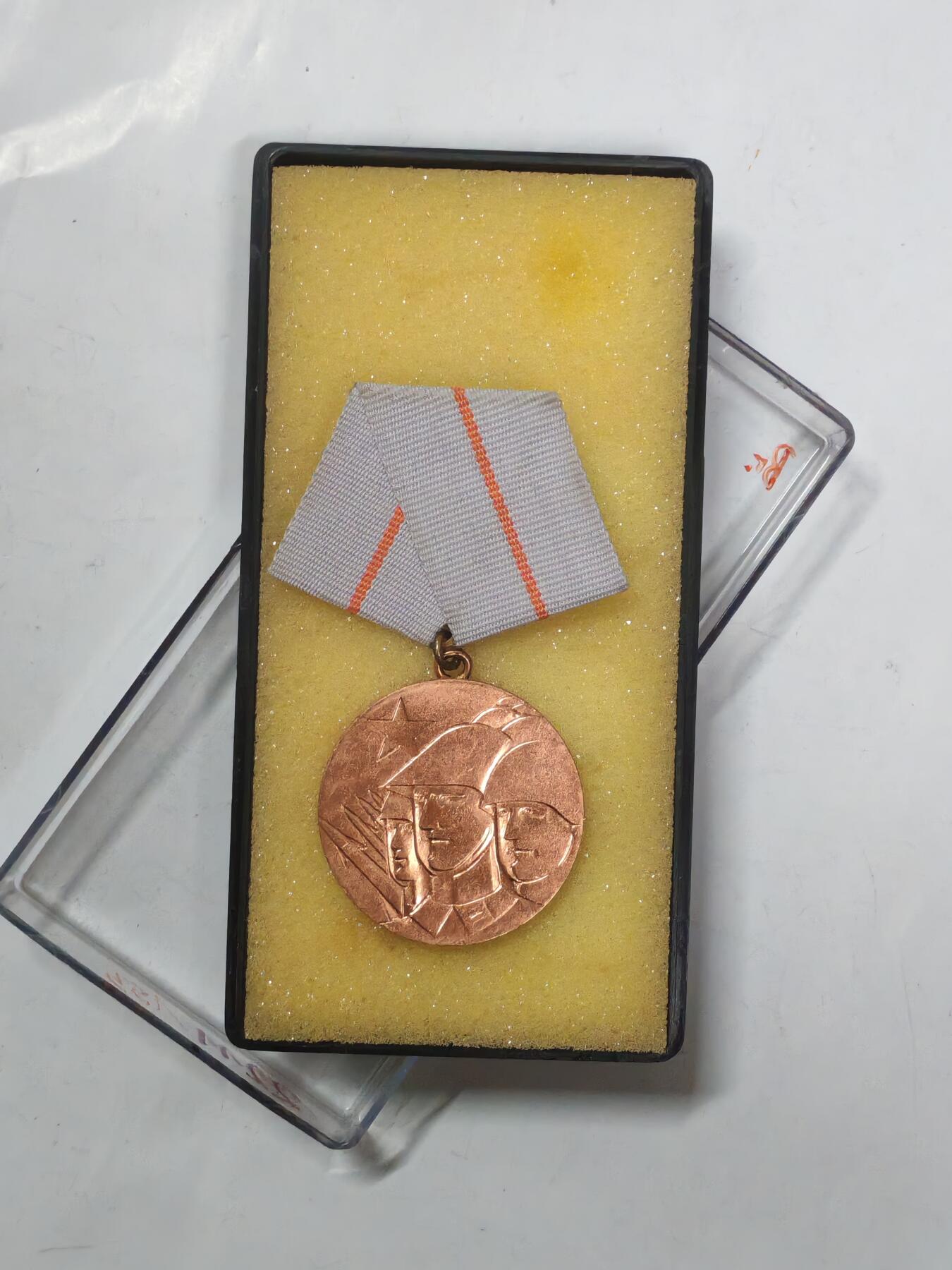 韵星假日军品类拍卖第51期  -- Rimey Holidays Militaria Auction 51 民主德国铜级战斗友谊奖章带原盒 高级奖章