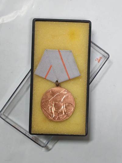 韵星假日军品类拍卖第51期  -- Rimey Holidays Militaria Auction 51 - 民主德国铜级战斗友谊奖章带原盒 高级奖章