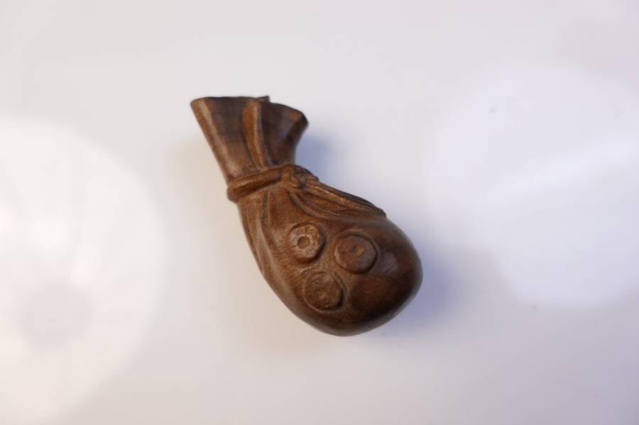 上海都达杂项专场六十六【全场包邮】 绿檀木精雕《钱袋》手把件68-335