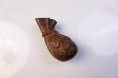 上海都达杂项专场103【全场包邮】  绿檀木精雕《钱袋》手把件68-335