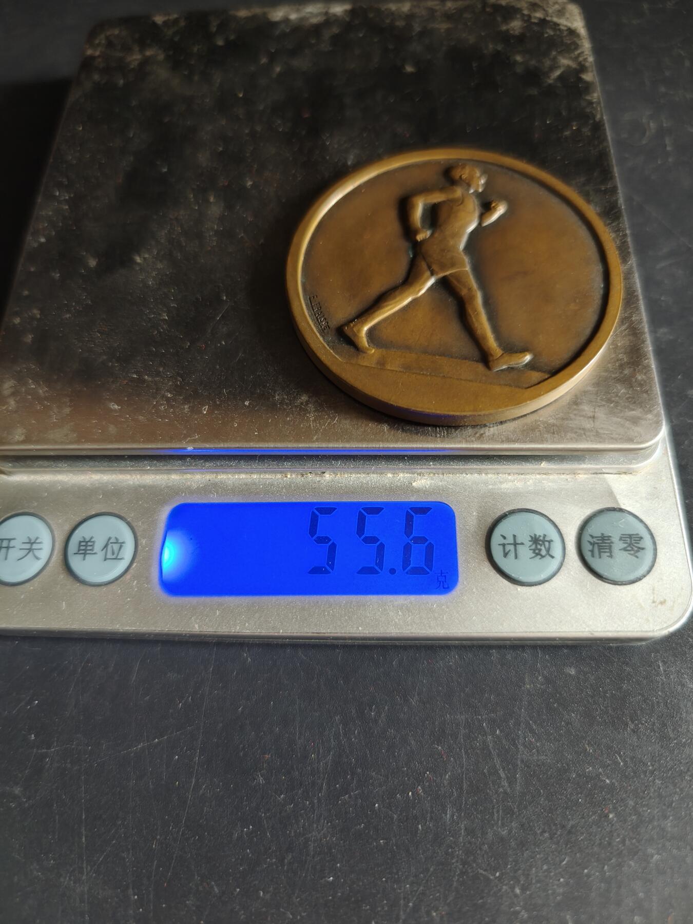 老王徽章第191期 法国《小巴黎人》报田径竞赛大铜章      大师Fraise作品     直径50mm     重量55.6g