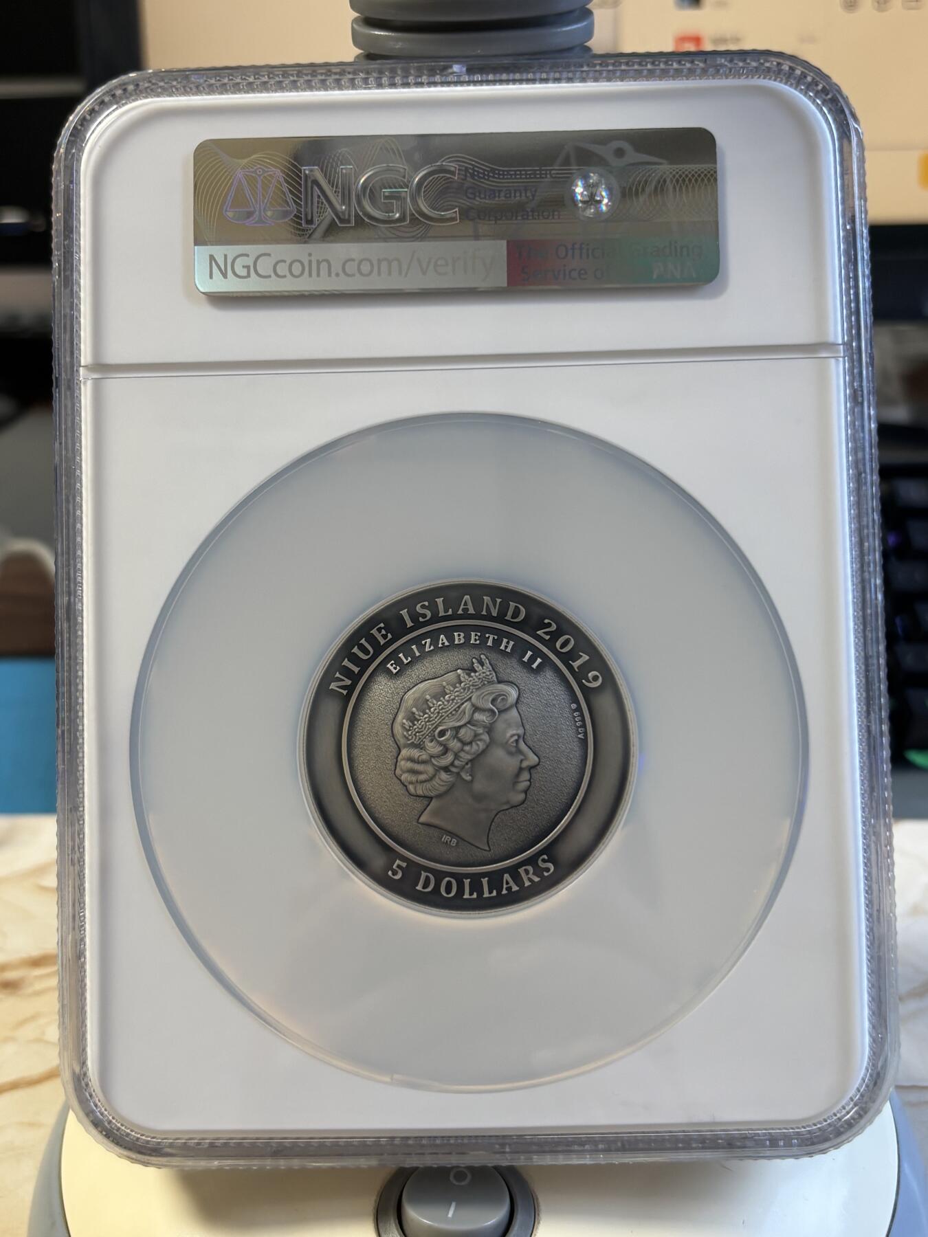 第197期拍卖 纽埃2019年发行亚特兰蒂斯海底迷宫镶嵌树脂2盎司高浮雕仿古纪念银币NGC-MS70首无盒证书，999银，发行500枚
