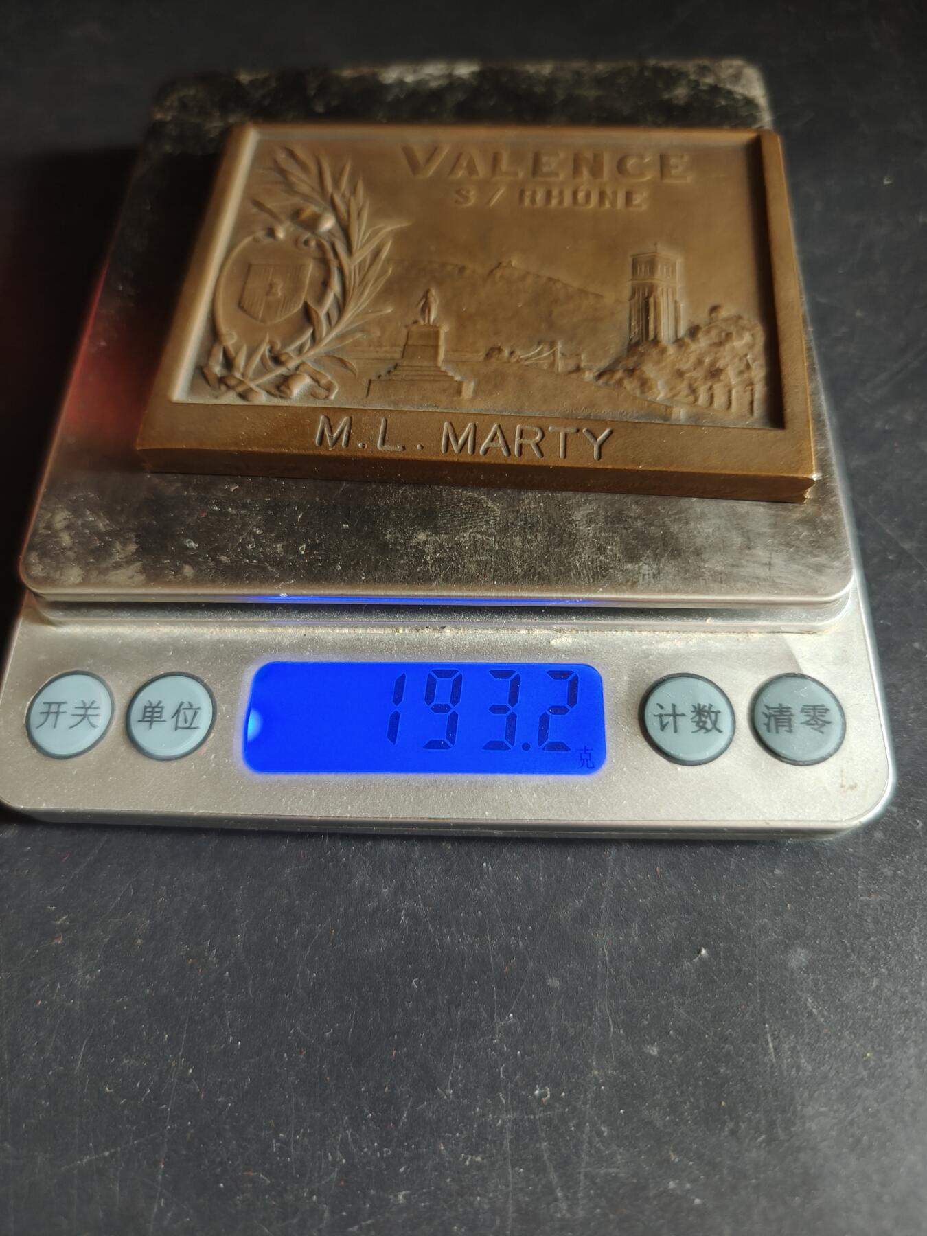 老王徽章第191期 1976年法国瓦朗斯大陆保险互助公司150周年方形大铜章        原盒         路易·奥坦作品      尺寸80×60mm     重量193.2g 