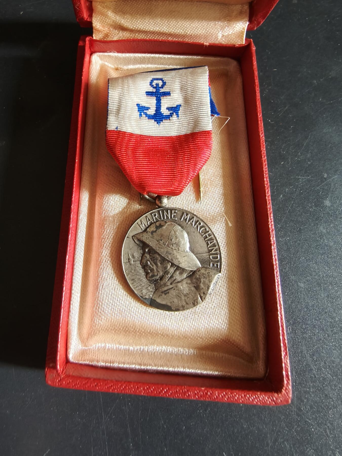 老王徽章第191期 法国银级海事版劳工奖章     带盒      950银     12.5g