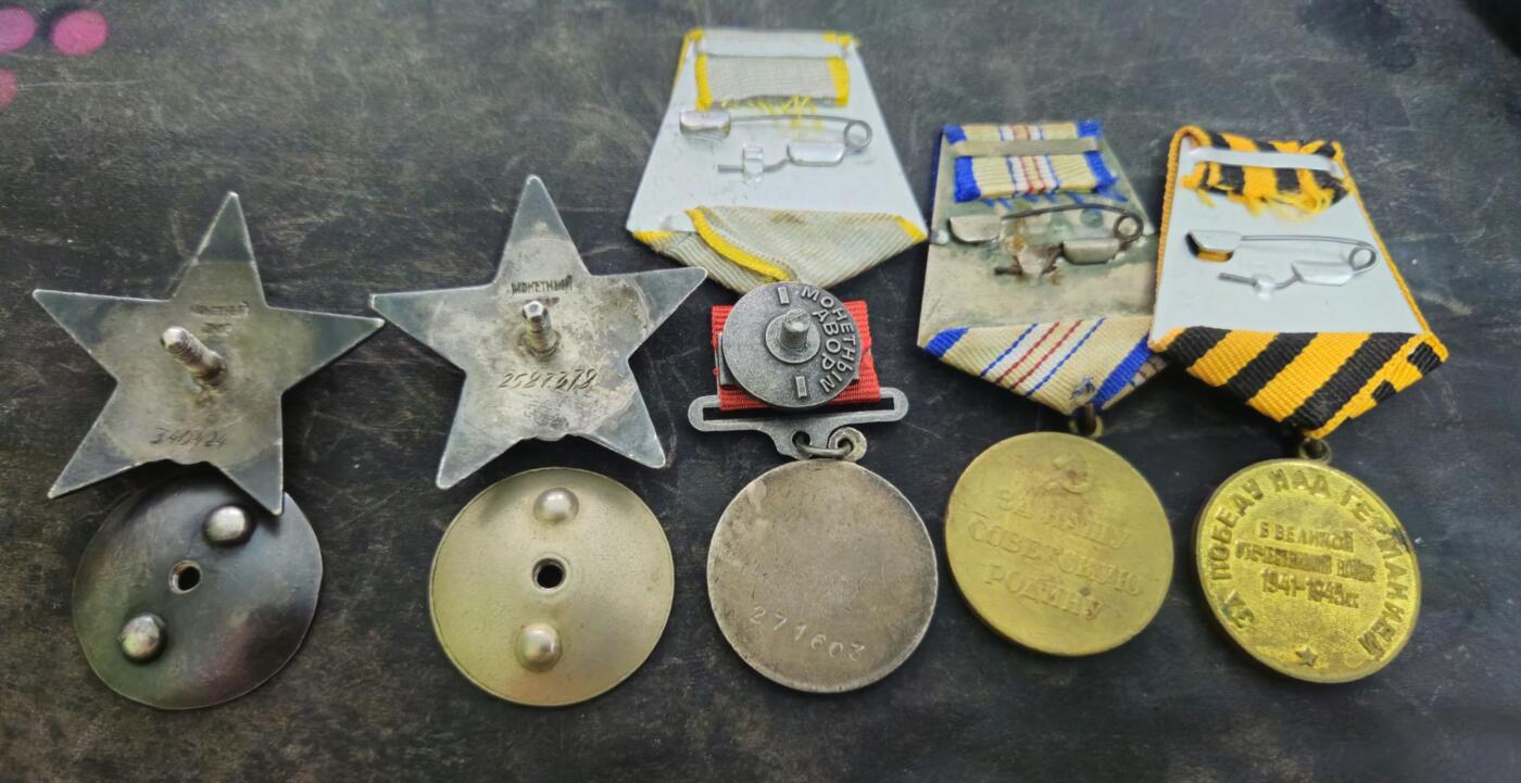 各国勋章奖章拍卖第52期 苏联红星勋章340420、2587378号，1943末初大士在炮火轰炸下为全旅撤退断后击杀多名德军，1945年冒着炮火成功送达作战报告。战功奖章271603号，1943年抢救2个伤员获得。带保卫高加索和战胜德国奖章