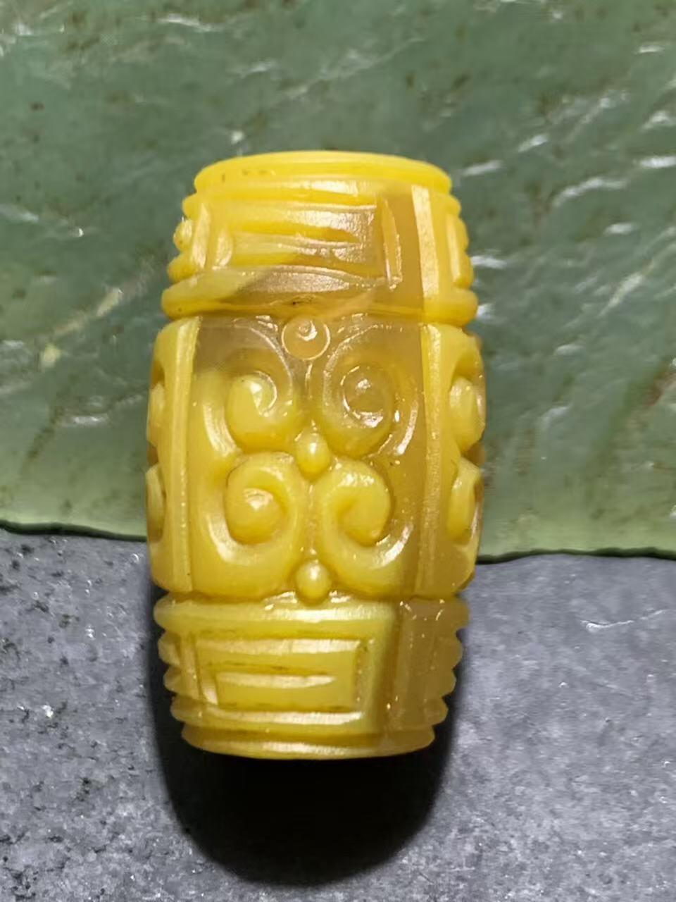 精美高润度冻料鸡油黄战国红玛瑙手工雕刻回纹桶珠一颗，