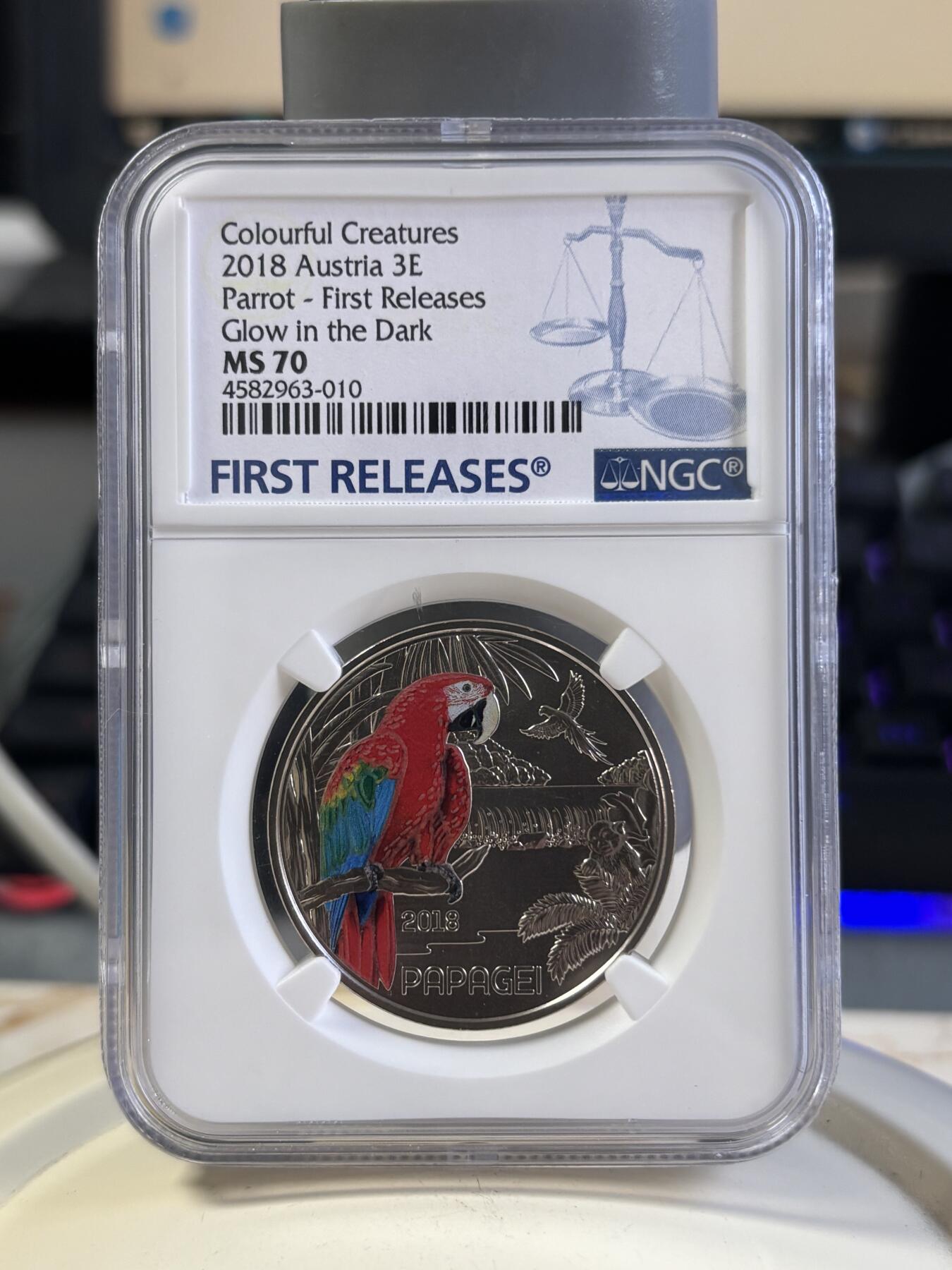 第197期拍卖 奥地利2018年多彩动物系列6夜光鹦鹉荧光效果彩币NGC-MS70首