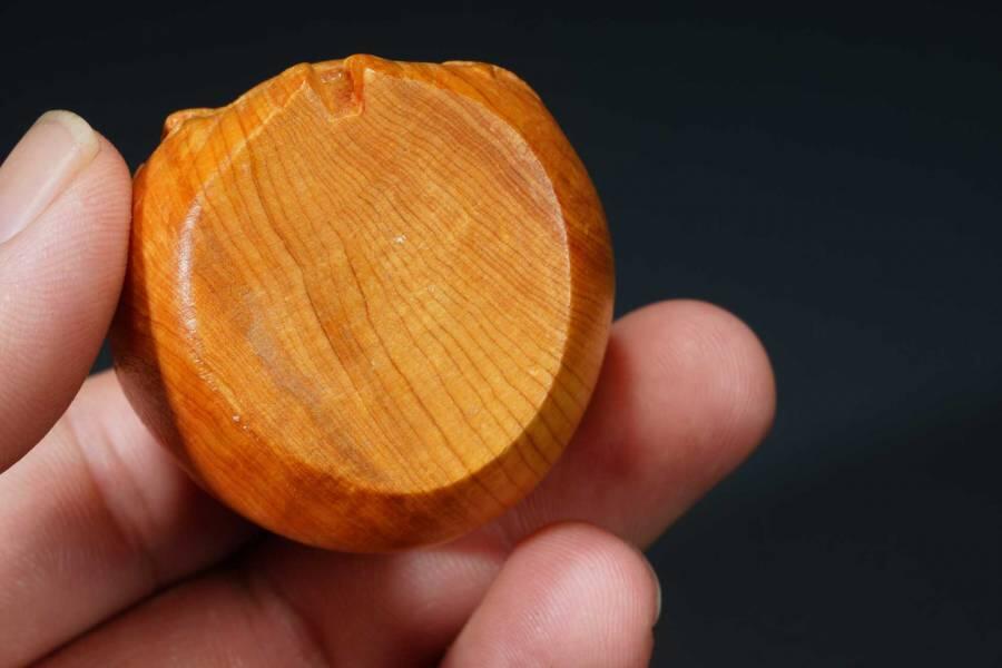 上海都达杂项专场七十二【全场包邮】 天然崖柏木精雕《一团和气》小摆件64-337