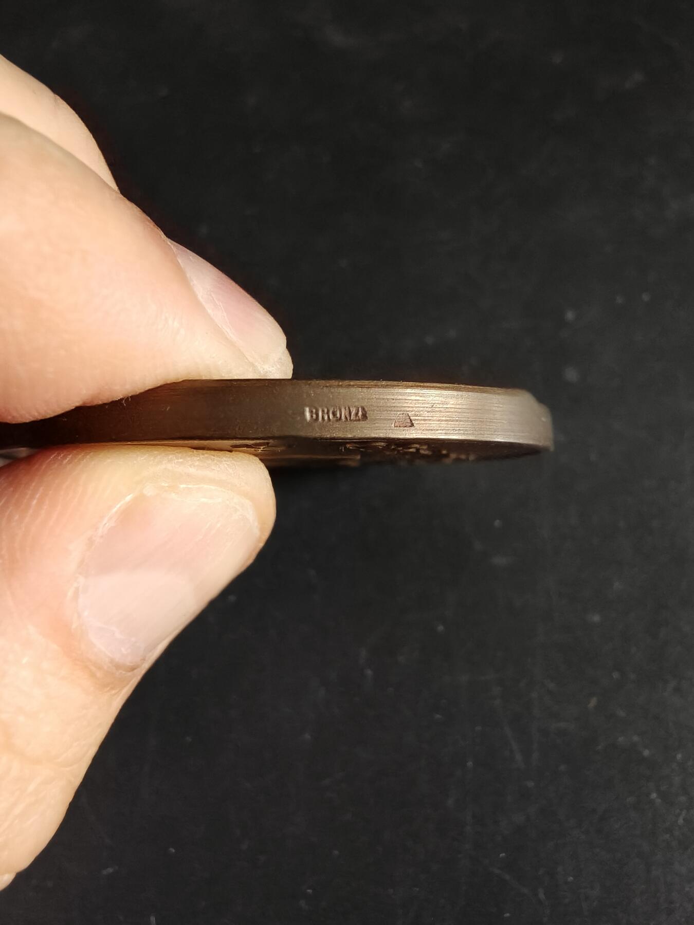 老王徽章第191期 法国体育拉斐尔·金基纳奖大铜章     直径50mm     重量61.9g