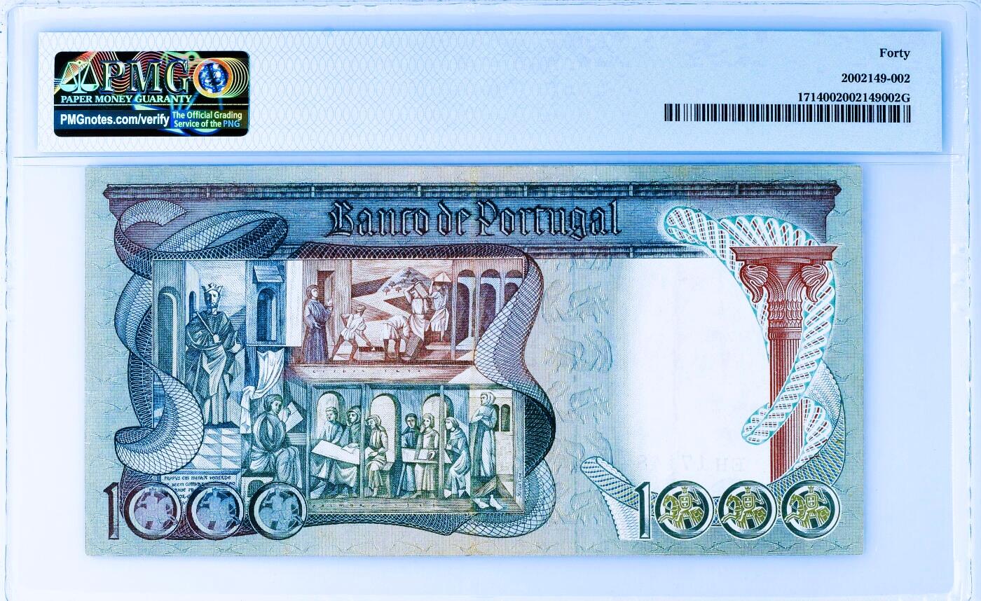 【Blue Auction】世界纸币精拍第805期——18级TOP拍卖/信誉/品质/专业/高效💫 葡萄牙 1965年1000埃斯库多最高值 PMG40 正面为“诗人国王”迪尼什一世 是最早鼓励建立商船队和海上力量的葡萄牙国王 反面描绘1290年里斯本大学成立时的场景 （不论什么原因，1965年版的1000埃斯库多注定是命运多舛的，尽管两面都设计精美大气，但它的流通时间却很短，不到两年。1967年即被新版替代，使得其存世量稀少。这张纸币可以说是近现代葡萄牙纸币的代表，很多玩家手上都缺这张）