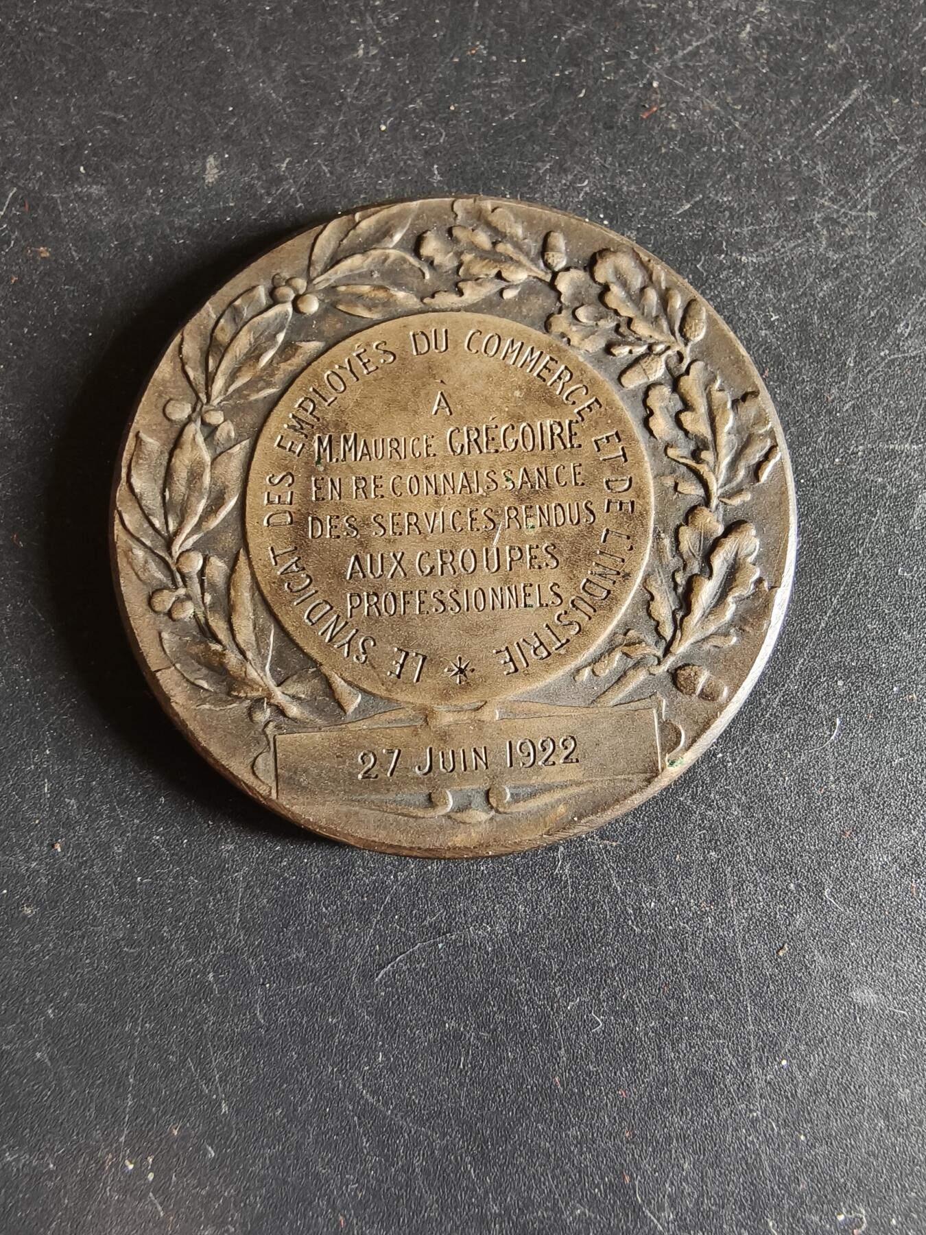 老王徽章第191期 法国1922年工商雇员工会镀银大铜章     大师里维特作品    新古典主义风格的知识/学术女神向劳动者授予月桂枝      原盒      直径42mm    重量36g 