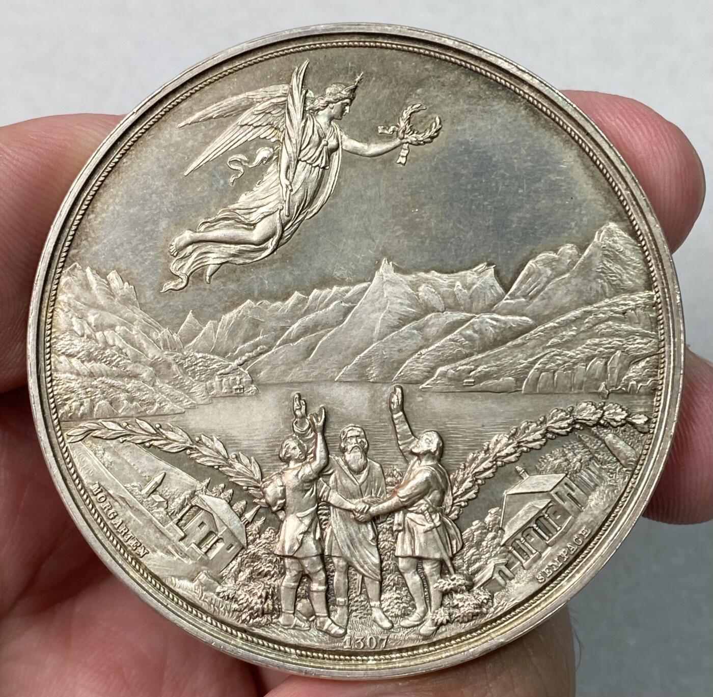 万国钱币拍卖第064期 1848年瑞士联邦成立600周年纪念大银章 瑞士名誉章牌 瑞士女神向“老三家”献上祝福 背面是所有加入联邦的盾徽 厚重大规格精美之至 44.8g 50mm