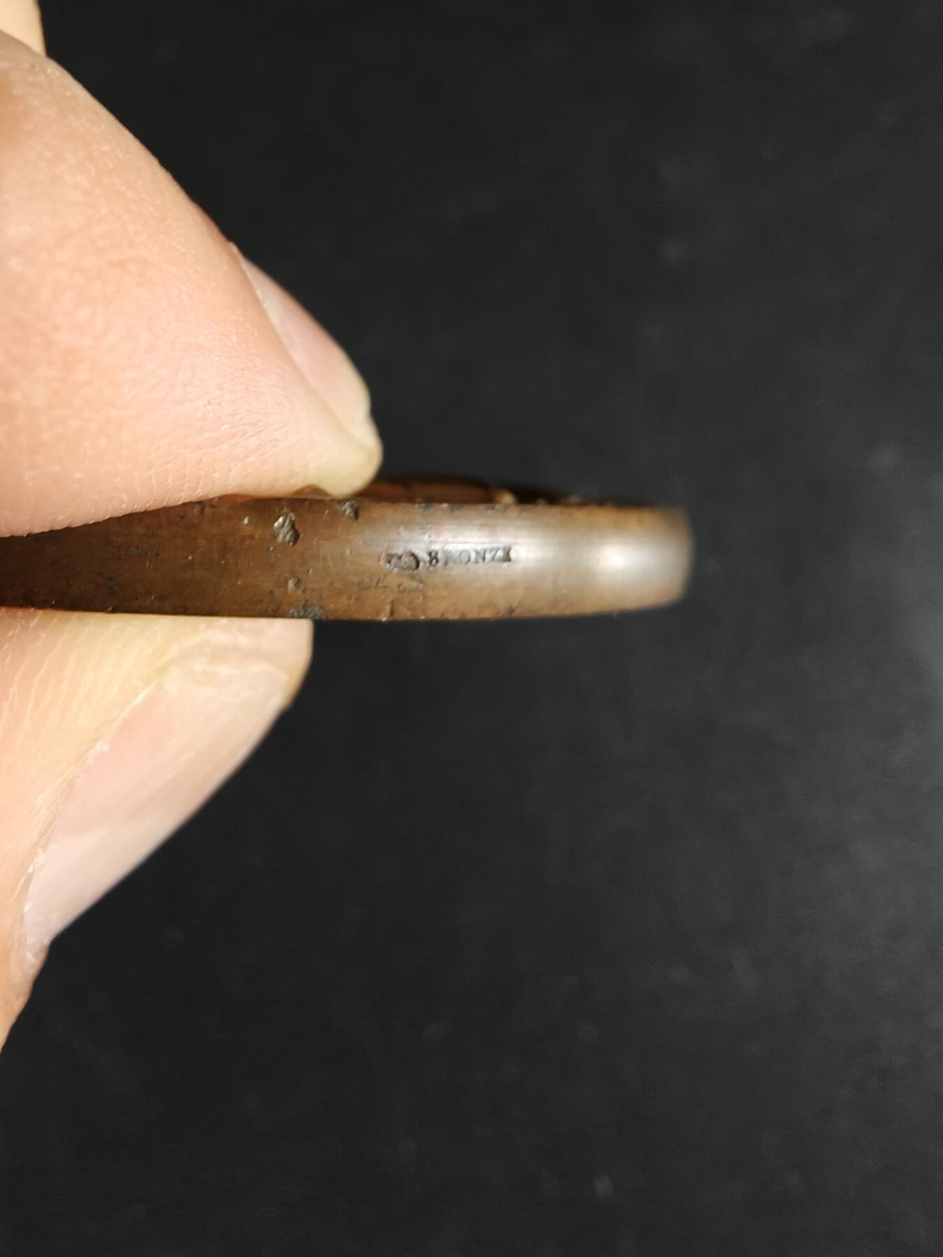 老王徽章第191期 法国排球运动主题大铜章    高浮雕     直径58mm     重量103.1g