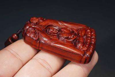 上海都达杂项专场103【全场包邮】  印度小叶紫檀精雕《大日如来》挂件 附鉴定证书62-238