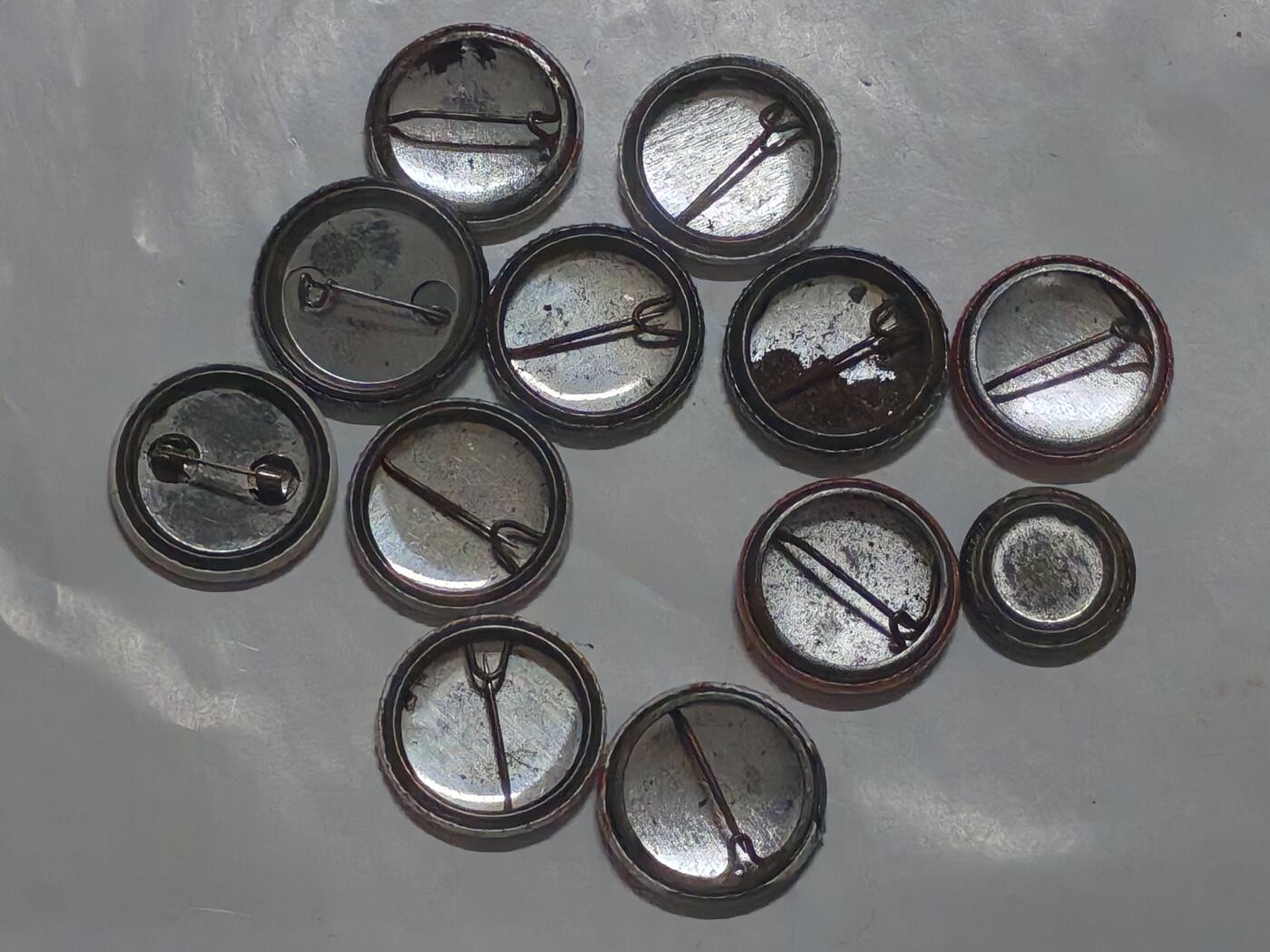 韵星假日军品类拍卖第51期  -- Rimey Holidays Militaria Auction 51 联邦德国极早期90s年代政治宣传徽章一族 其中包含反美反欧盟等民族主义宣传物 少见