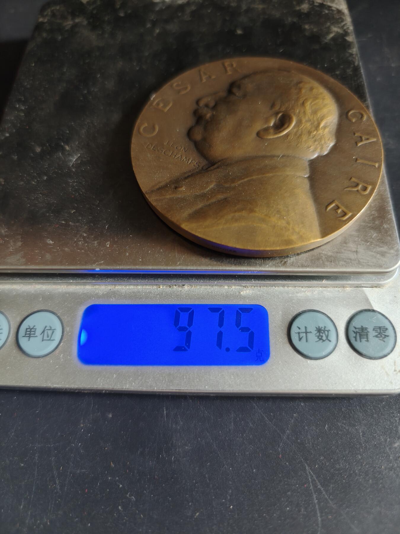 老王徽章第191期 法国1925年巴黎市议员塞萨尔·凯尔任职25周年大铜章      原盒,盒子卡扣有老化变形      大师莱昂·德尚作品      直径60mm     重量97.5g