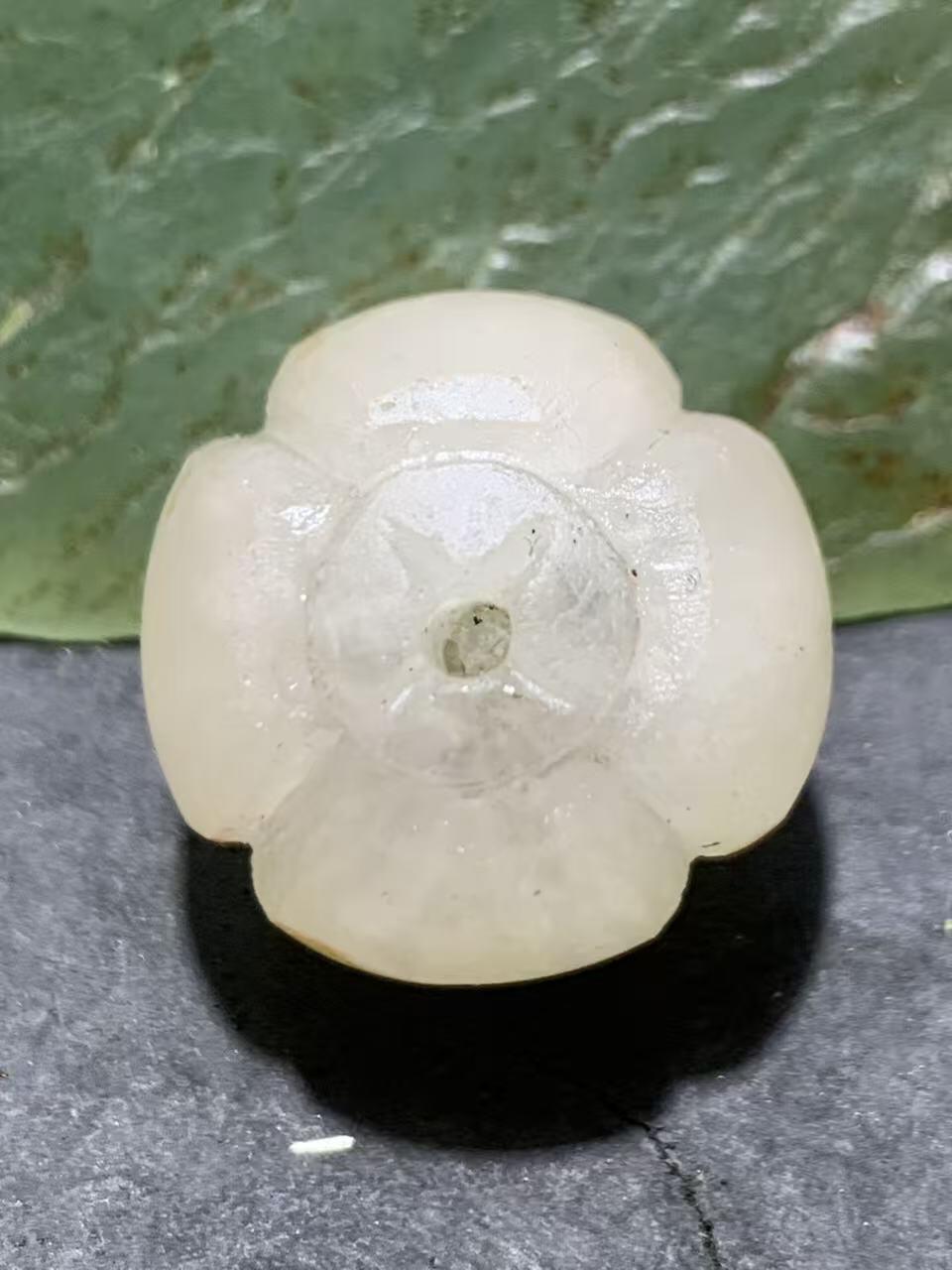 精美亚光冰飘战国红玛瑙手工雕刻四棱南瓜灯笼珠一颗！