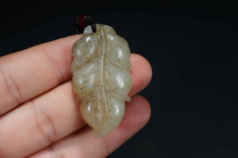 上海都达杂项专场六十六【全场包邮】 天然和田玉青花籽精雕《金枝玉叶》挂件 附鉴定证书66-142
